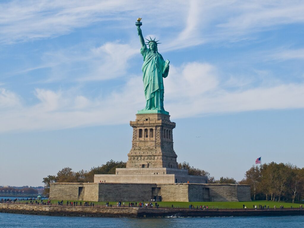 Statue of Liberty representing US tax matters for Japanese residents