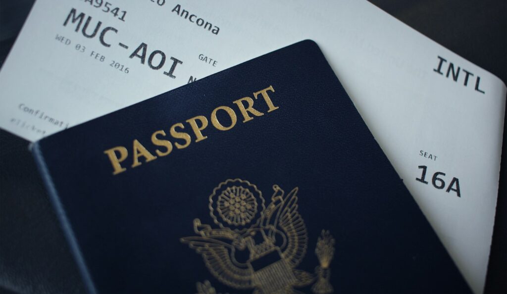 Exit Tax(出国税・Section 877A)とは:グリーンカード放棄・長期居住者が課税対象になる条件 United States passport on top of white paper