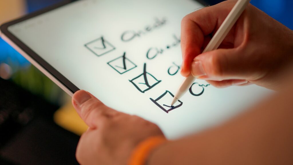 Form 8832(Check-the-Box):LLCの課税区分選択の実務、75日ルールと遅延選択の救済 A hand marks off items on a checklist